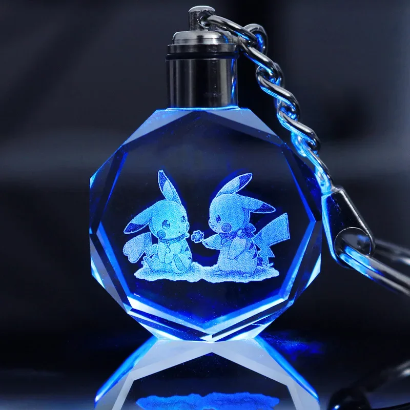 Anime Pokemon Bunte Kristall-Lampe Schlüsselanhänger Cartoon Pikachu Actionfiguren Glas-Anhänger Nachtlicht Schlüsselring Kette Spielzeug Geschenke