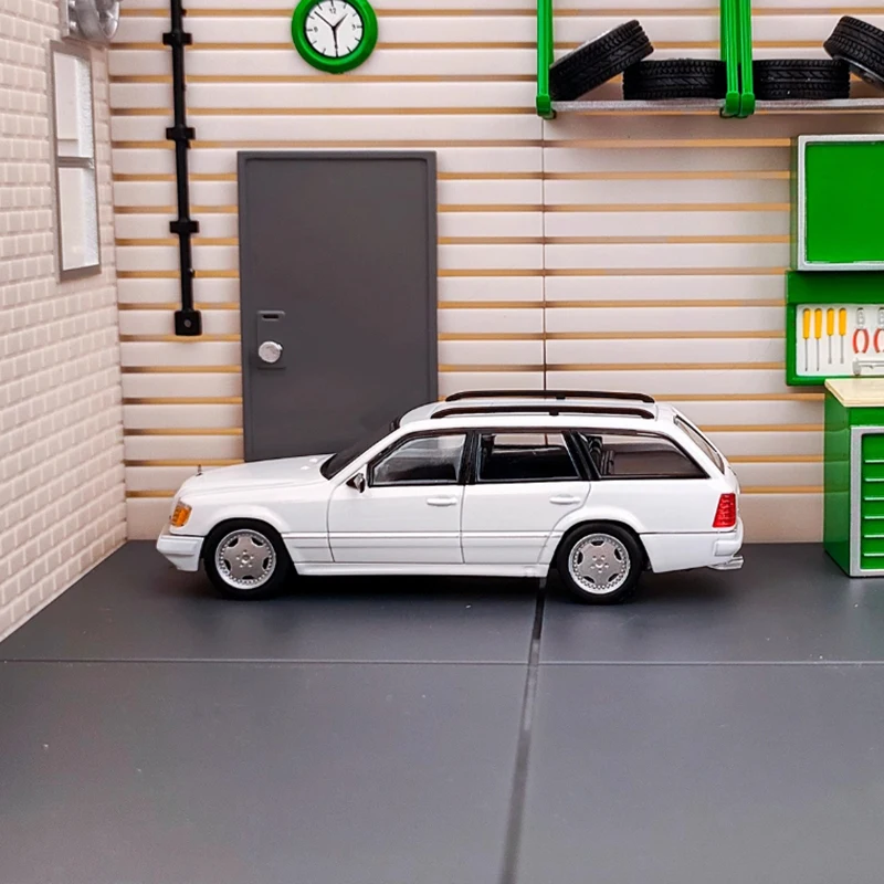 Mortal moulé sous pression 1/64 échelle E300 S124 Version étendue avec modèle de voiture de Simulation en alliage de vélo Collection classique modèle garçon cadeau