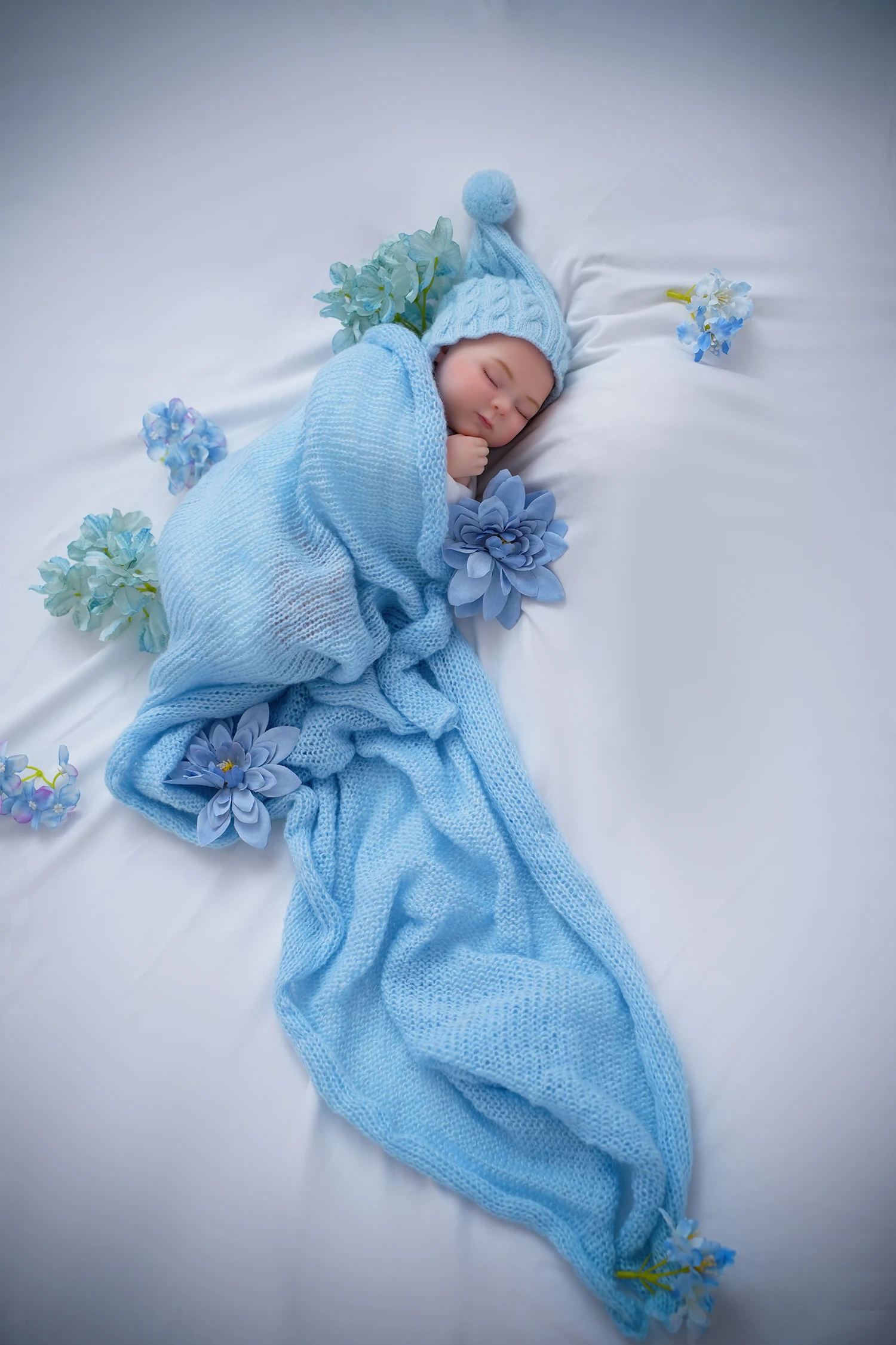 16 Inch Realistic Soft Silicone Reborn Baby Boy Doll 40cm Newborn Collectible Play Doll with Clothes for Doll Enthusiasts