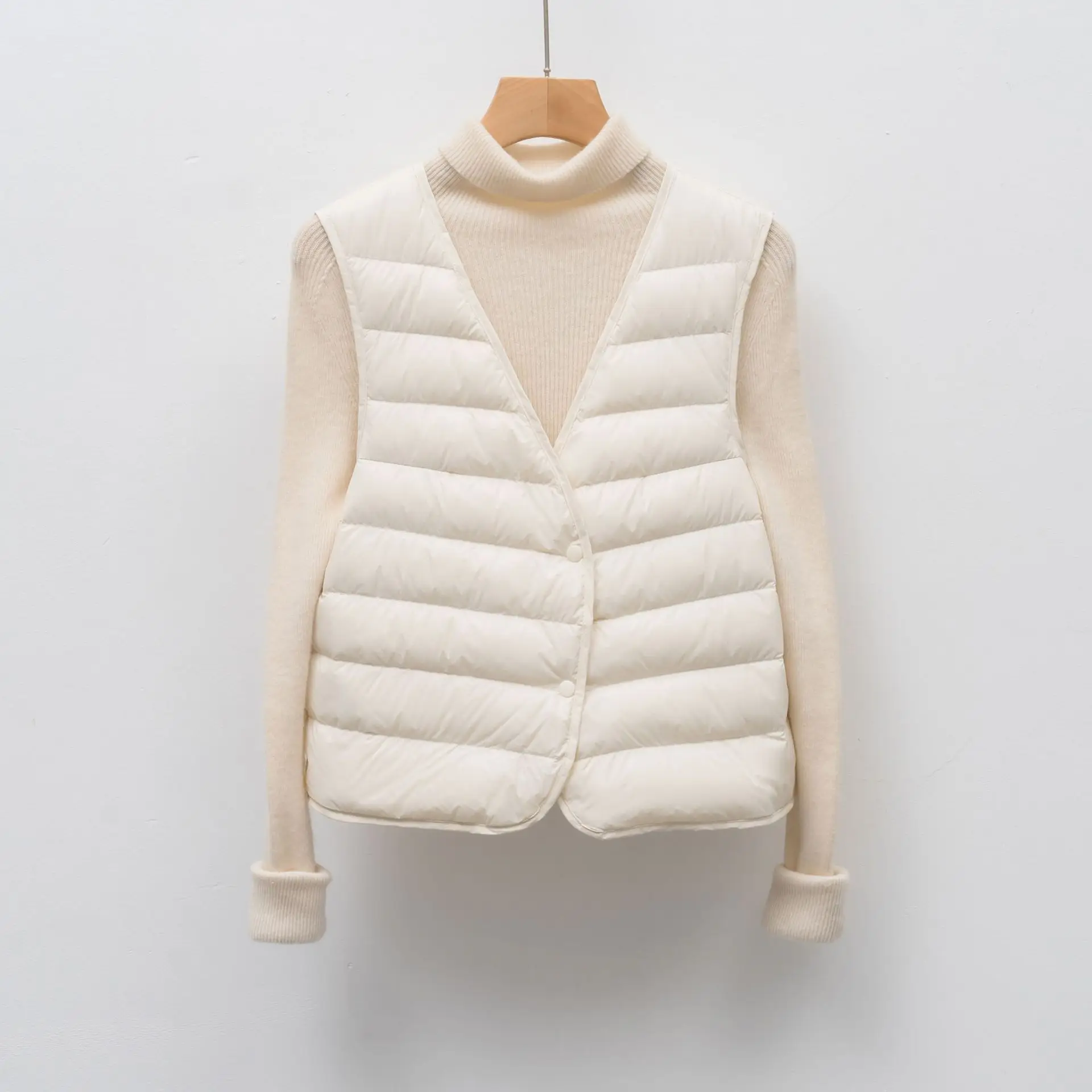 

2026 Winter Goose Down Coat Vest Women Lightweight Vest Striped New Autumn/Winter Simple Layering Down Lining Sleeveless Jacket