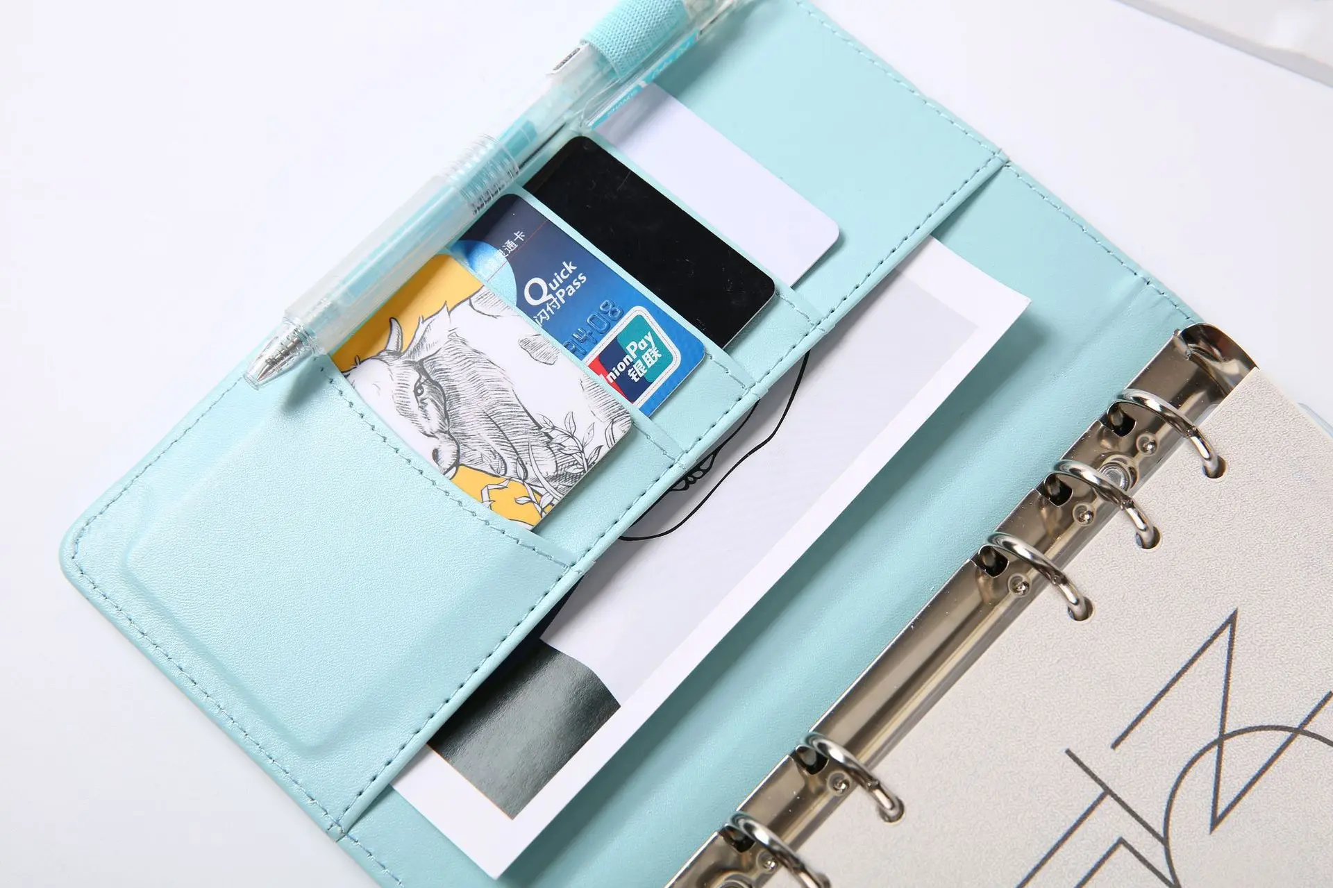 A6 Budget Binder Money Organizer, Organizador de dinheiro para dinheiro com 4Pcs Zipper Envelopes e 1Pcs Sticky Labels, Saving Binder para Orçamento