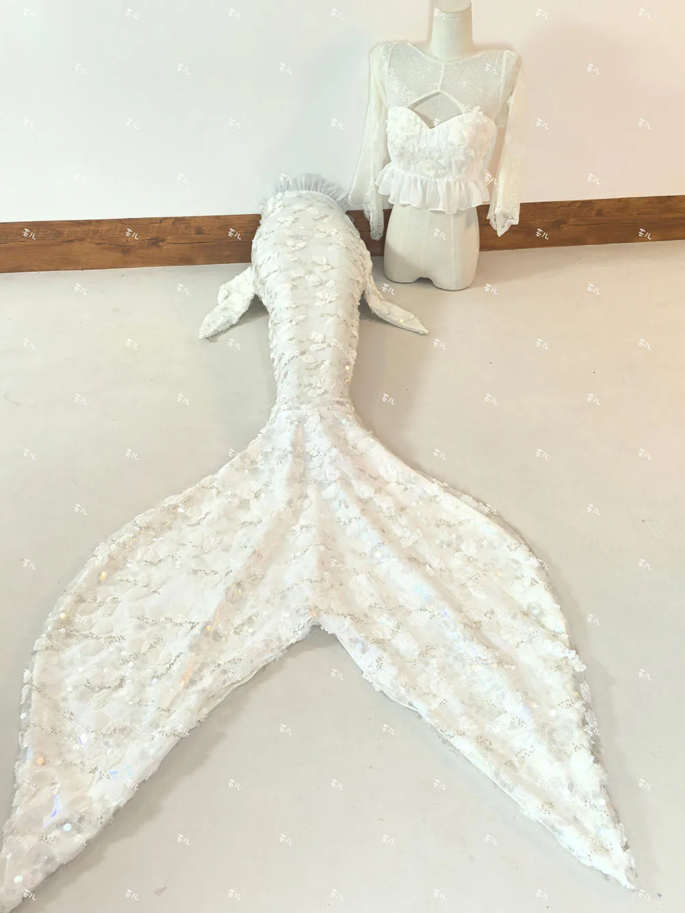 

New Sequined Mermaid Big Tail Tailored To The Aquarium Mermaid Performance Swimsuit Hot Gold Fish Tail Fins