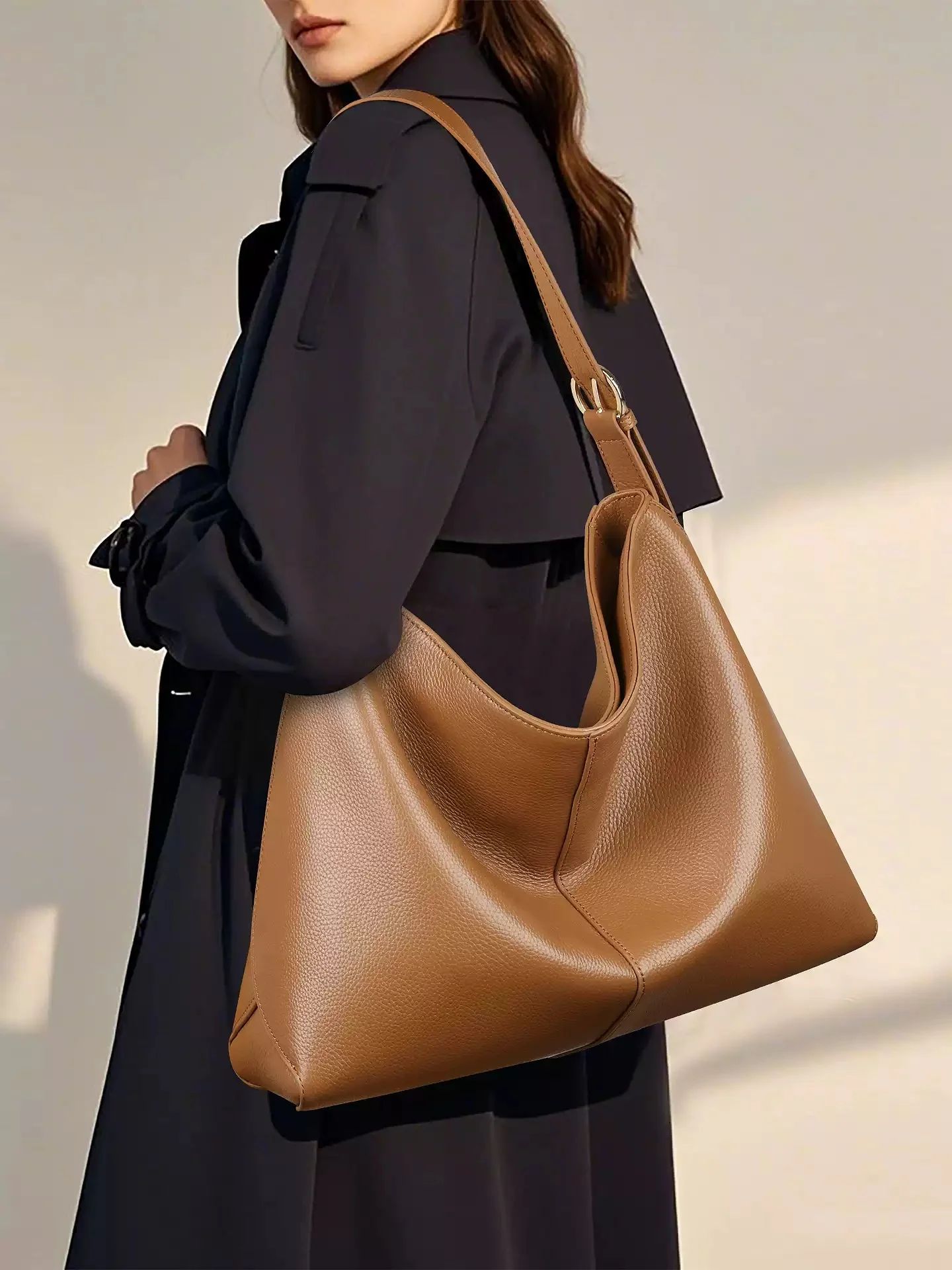 

A new high-end commuting single-shoulder bag made of top-grain cowhide for women and a lightweight soft leather crossbody bag