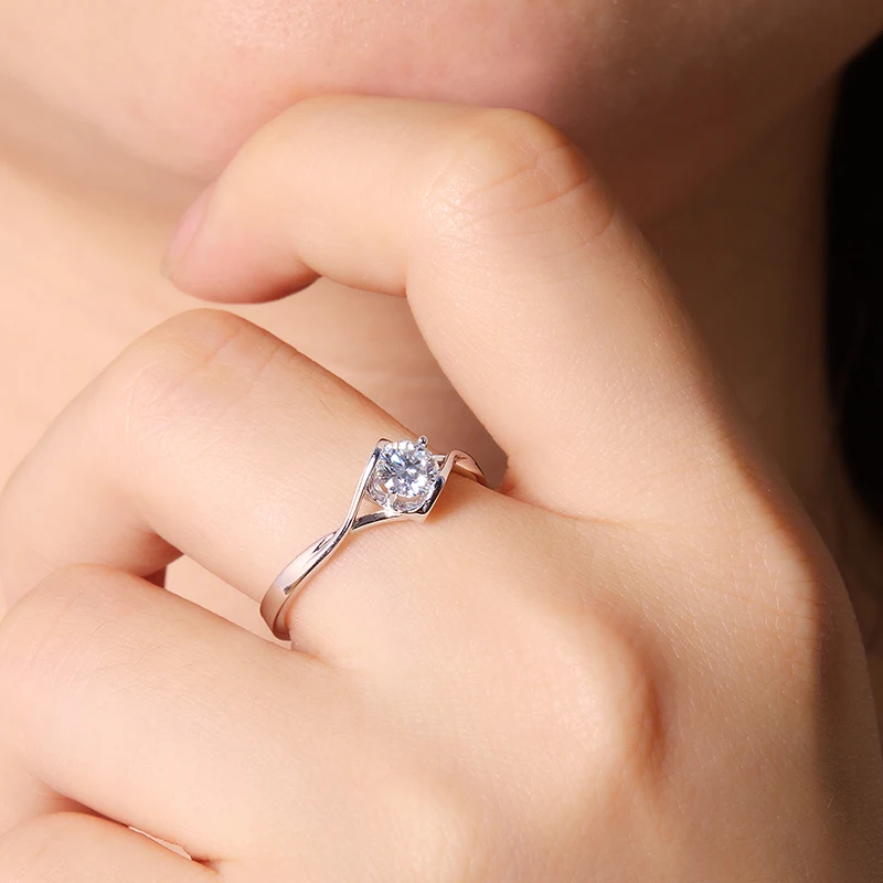 

Angel's Kiss, a 0.5-carat high-quality laboratory-grown diamond wedding ring set in a 925 sterling silver base, is the best choi