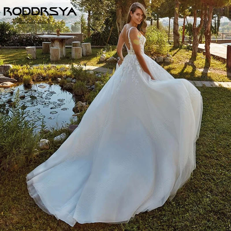 Roddrsya Beach Trouwjurken Applicaties Bandjes V-hals Bridal Partij Jassen Ruglooze Sweep Trein Robe De Mariee Fluide Custom Made Strand Bruidsjurken Appliques Straps V-hals Bruids Party Jurken Backless Sweep Train bad