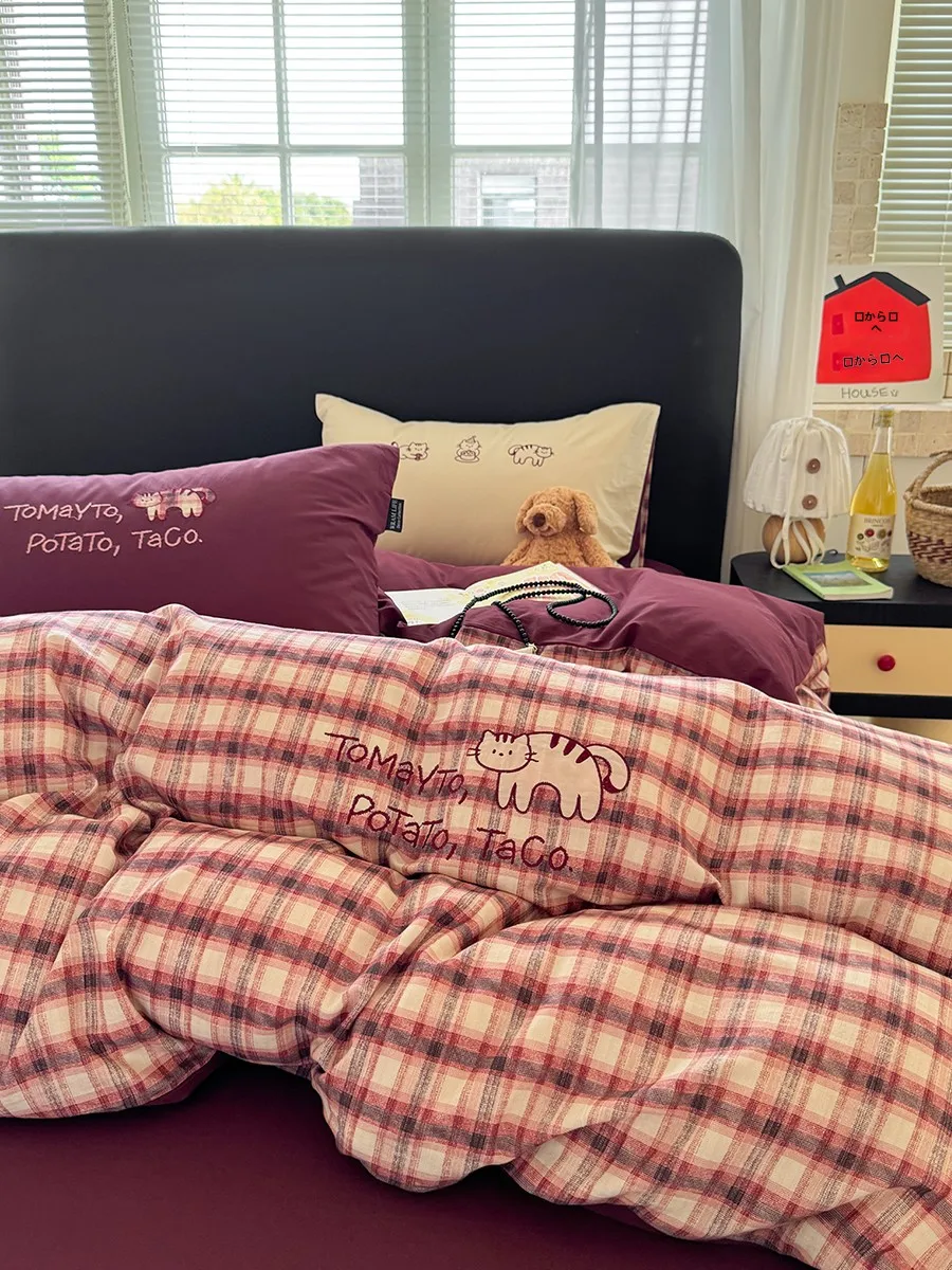 

Комплект постельного белья из чистого хлопка: дышащий, двухслойный, из стираного хлопка, с вышивкой и пэчворком, четыре предмета (простыня, пододеяльник, наволочки)