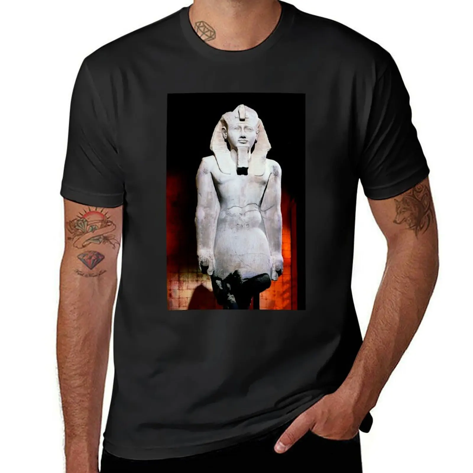 vr 3314 / finition 2023 - 2 Statue du Pharaon Ramsès ll Okaio Créations Olavia-Olao T-Shirt tees mens t shirts