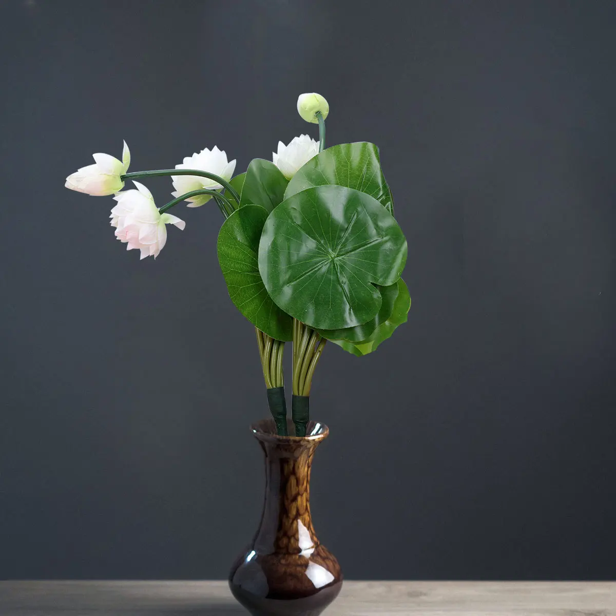 

2Pcs Fake Lotus Ornament Silk Artificial Flowers for Home Store Bedroom Living Room Decoration Safe White