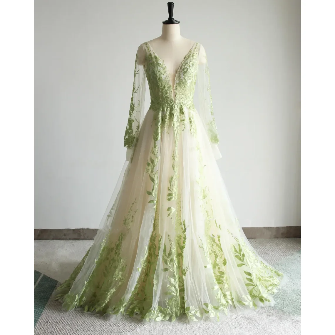 우아한 V 넥 신부 볼 드레스 맞춤형 라이트 그린 리프 수 놓은 웨딩 드레스 긴 소매 조끼 드레스 a 라인 신부 드레스