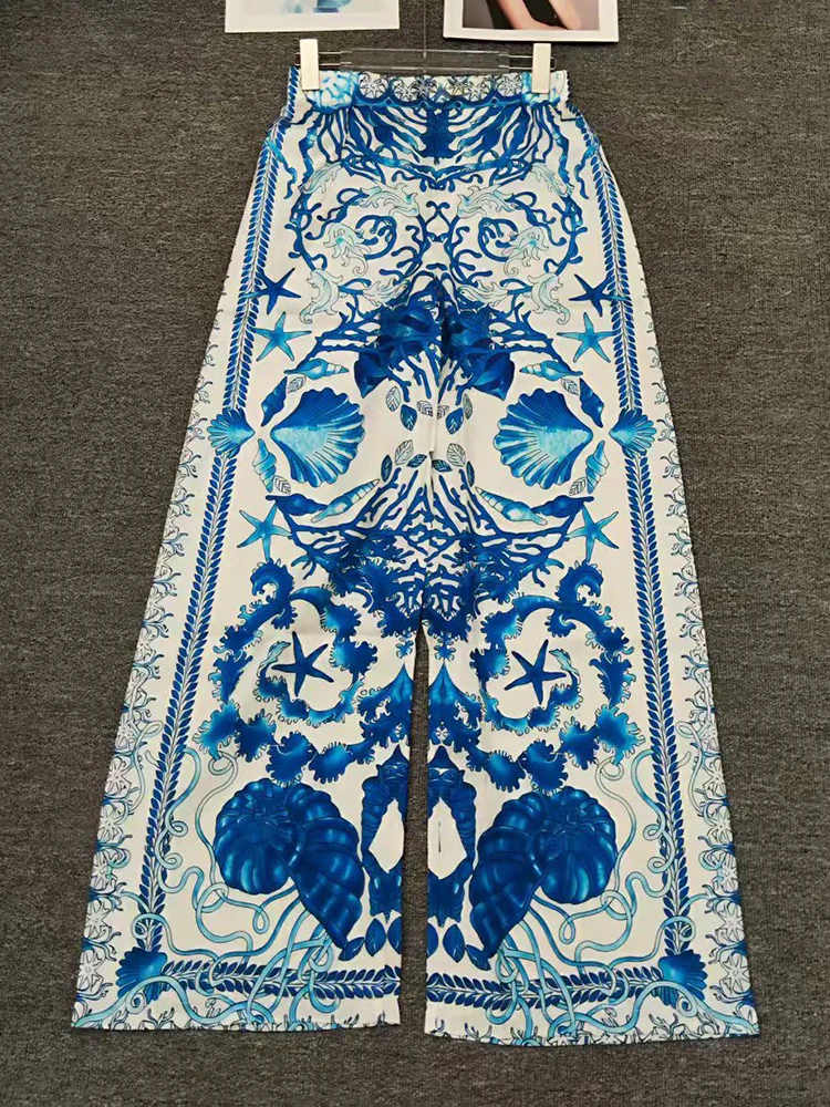 Un set da due pezzi con camicia a gamba dritta con risvolto con stampa geometrica retrò + pantaloni larghi a gamba larga, abito alla moda per l'autunno 2025, abbigliamento da donna