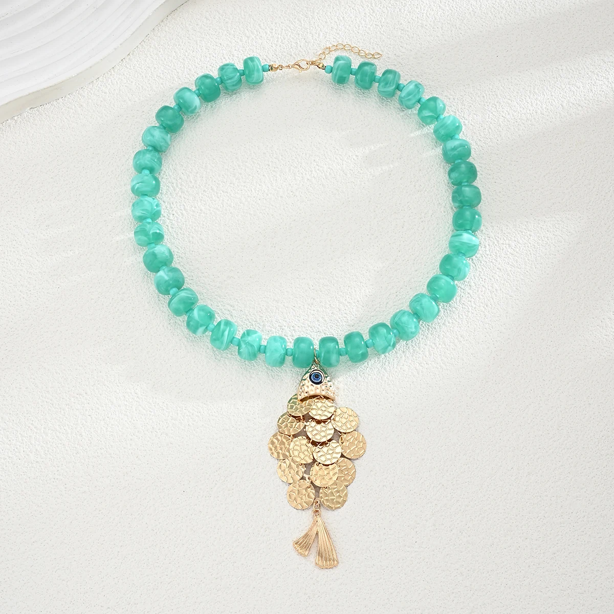 Y2K Boho Blaue Acryl-Rundperlen-Choker-Halskette für Damen, trendiger Kupfer-Glücksfisch-Anhänger, Halsaccessoire, Modeschmuck, Geschenk – Detail 4