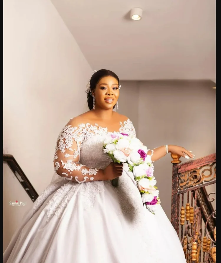 

Customized Plus Size Lace Appliques Wedding Dress Vestidos De Novia Sweep Train African Ballgown Long Sleeves Bridal Gowns