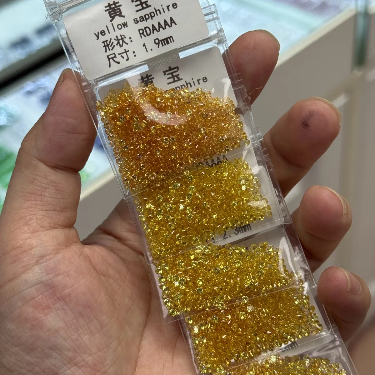 

1 карат, 1 пакетик, натуральный желтый сапфир, качество 3А, круглая бриллиантовая огранка, драгоценный камень 0,8-3 мм