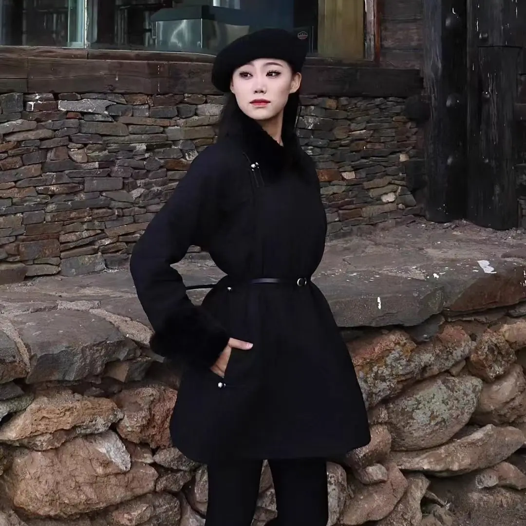 خريف/شتاء 2025 ملابس منغولية نسائية بياقة من الفرو مبطنة بالقطن منتصف الطول نمط عرقي رداء دافئ وفضفاض