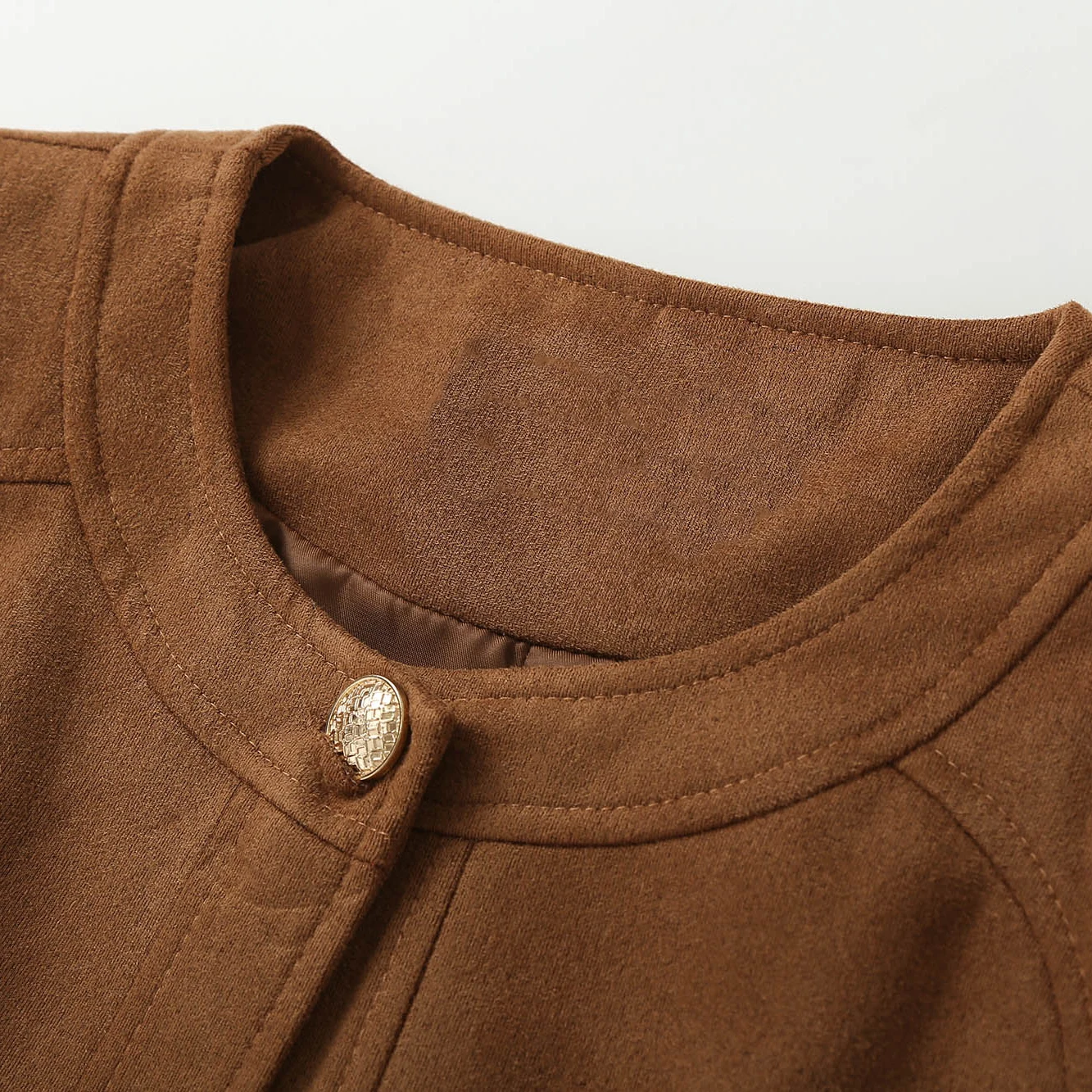 Elegancka zamszowa kurtka damska na jesień, okrągły dekolt, zapinana na guziki, wyszczuplająca, uniwersalna, metalowa, niebieska, okrągły dekolt, top.