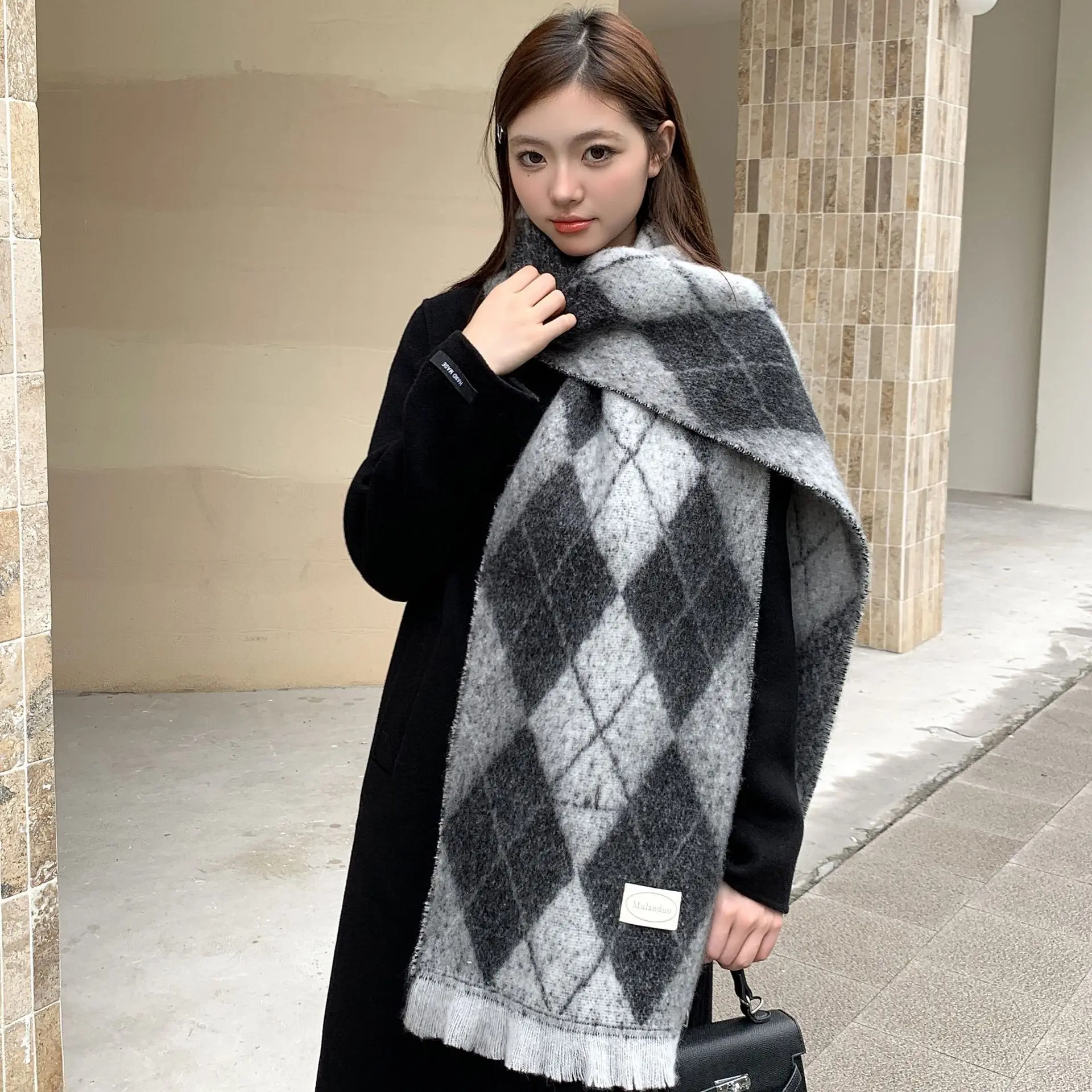 2024 New Retro Brushed Edge Diamond Imitation Cashmere Women's Scarf Fashion Contrast Jacquard Outer Cover Cold resistant Shawl