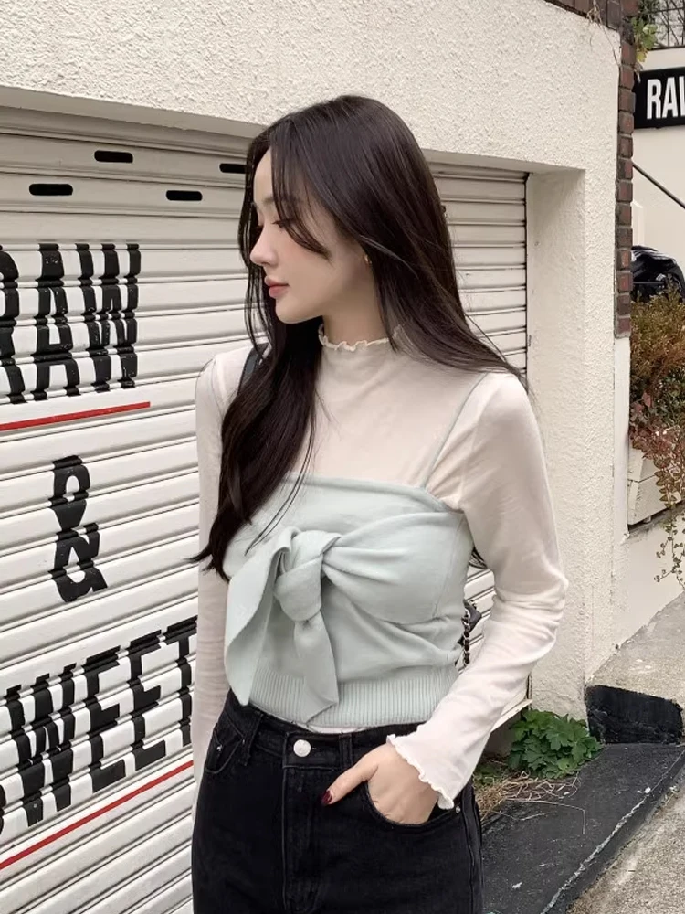 

Женский трикотажный комплект: базовая футболка с длинным рукавом и топ-бюстье на бретельках, для ранней весны, с дизайнерским акцентом