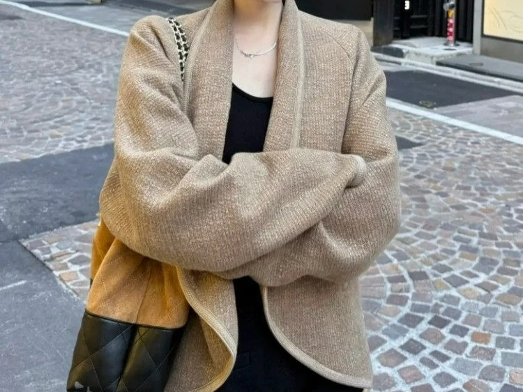 سترة نسائية كاكي ملونة 2025 خريف جديد الراقية موضة عصرية مواد عالية الجودة تصميم أنيق لملابس غير رسمية