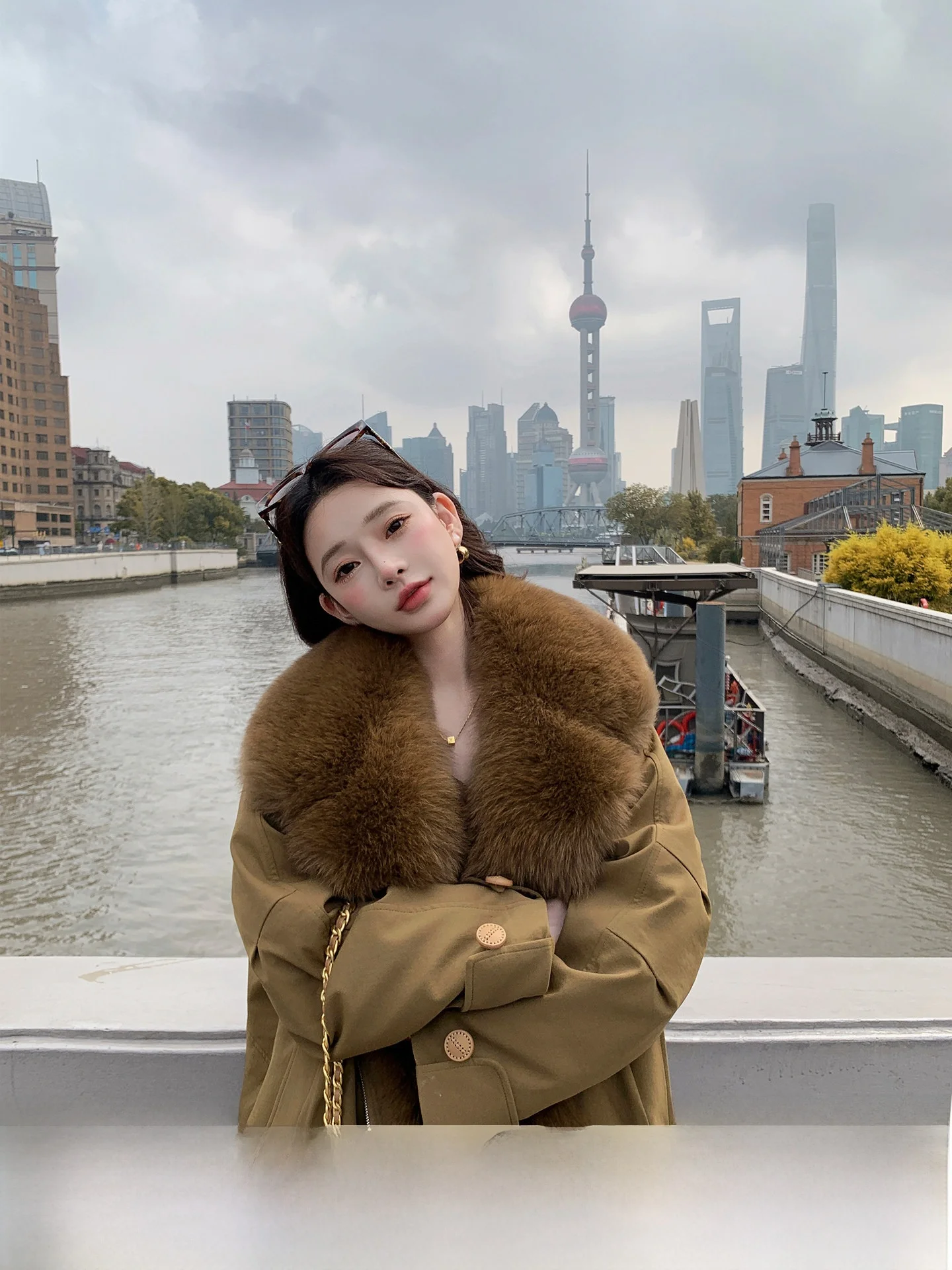 

Женская модная корейская куртка-пуховик средней длины с отстегивающимся меховым воротником, свободного кроя, легко чистится, для повседневной носки, осень-зима