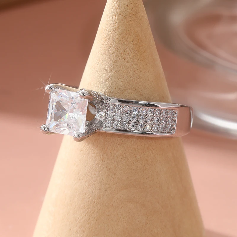 Exquisite silberfarbene, mit weißen CZ-Steinen eingelegte Damenringe, geometrischer Schmuck für Partys und den Alltag. – Detail 2