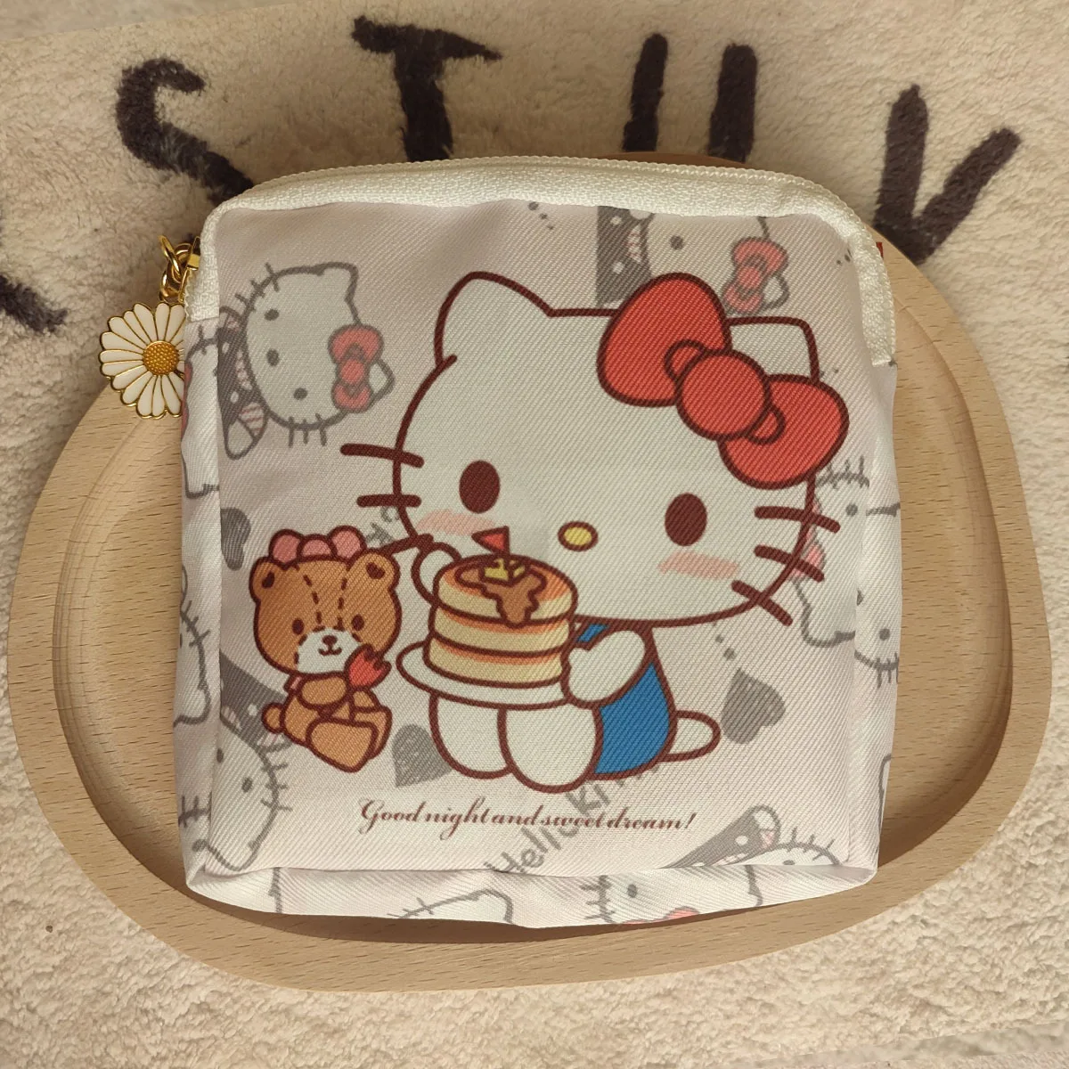 Bolsa de almacenamiento de tampones multifunción Sanrio para chica, kit de bolsa cuadrada pequeña de maquillaje portátil para estudiantes, cómic kawaii Hello Kitty