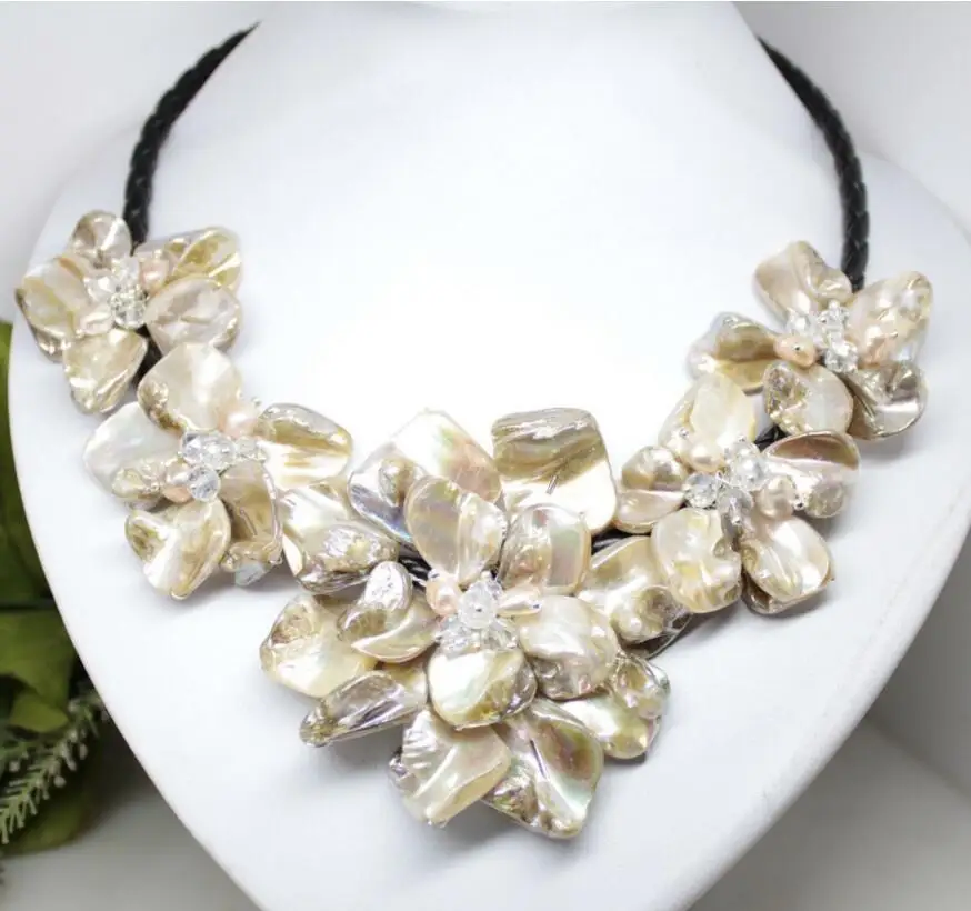 

Jewelry Charm! mother of pearl shell handmade pearl crystal 5flower pendant necklace 18"