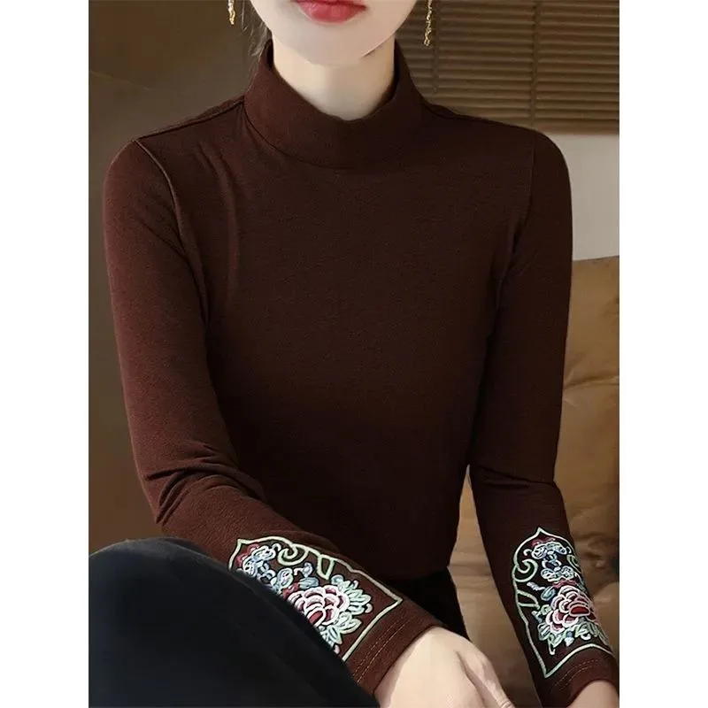 Autunno Inverno Mezza Dolcevita Camicia con fondo in velluto tedesco Donna T-shirt a maniche lunghe stile etnico retrò Top caldo ricamato