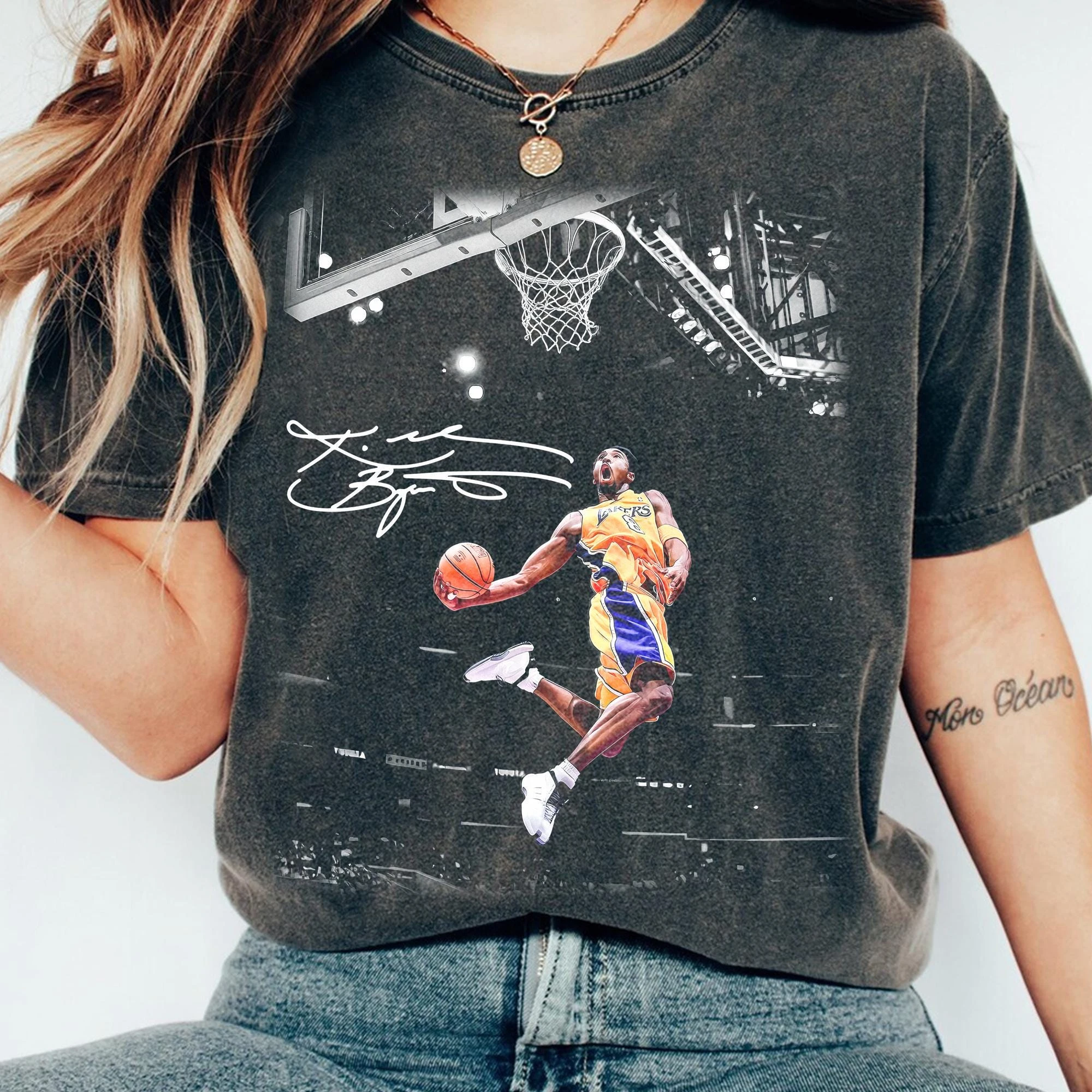 Kobe Bryant Dunk T-Shirt, Retro-Ikonisches Kobe Jump T-Shirt, Lakers Game Day Shirt, Geschenke für Fans – Detail 3