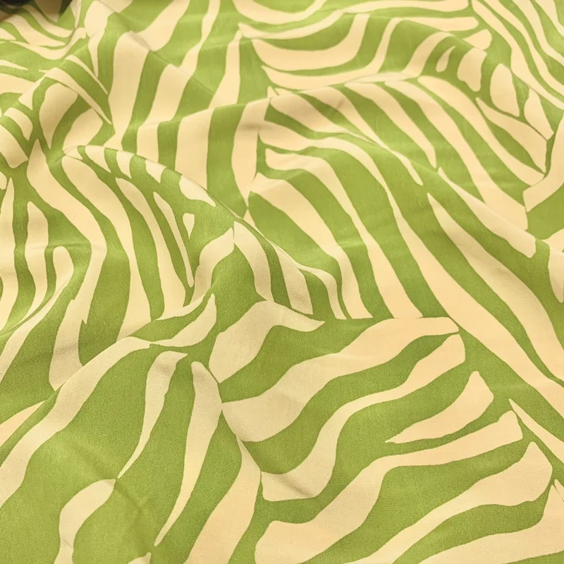 

1 метр, 100% шелк шелковицы, креп-шелковая ткань 16 мамме, зеленые полоски зебры, с принтом 140 см, ширина 55 дюймов, по дворам JX057