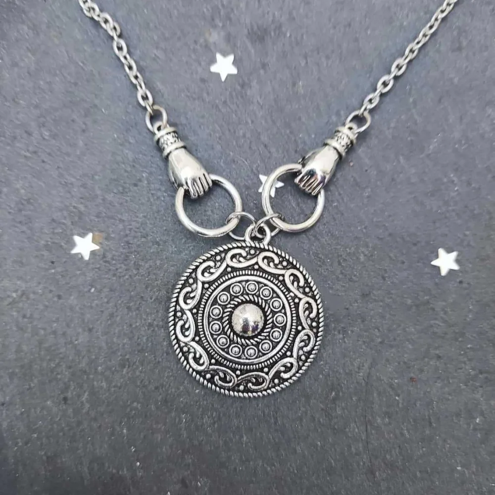 Viking Celtic Hand-held Round Filigree Shield Choker Retro Silver Color Pendant Necklace for Men Women Norse Pagan Goth Jewelry