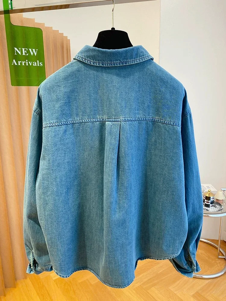เสื้อเชิ้ตยีนส์สีน้ำเงินสไตล์เกาหลีสำหรับผู้หญิงในฤดูใบไม้ร่วงปี 2025 สไตล์เรโทรลำลองและสบายๆ แบบเลเยอร์ แขนยาว เสื้อผู้หญิง