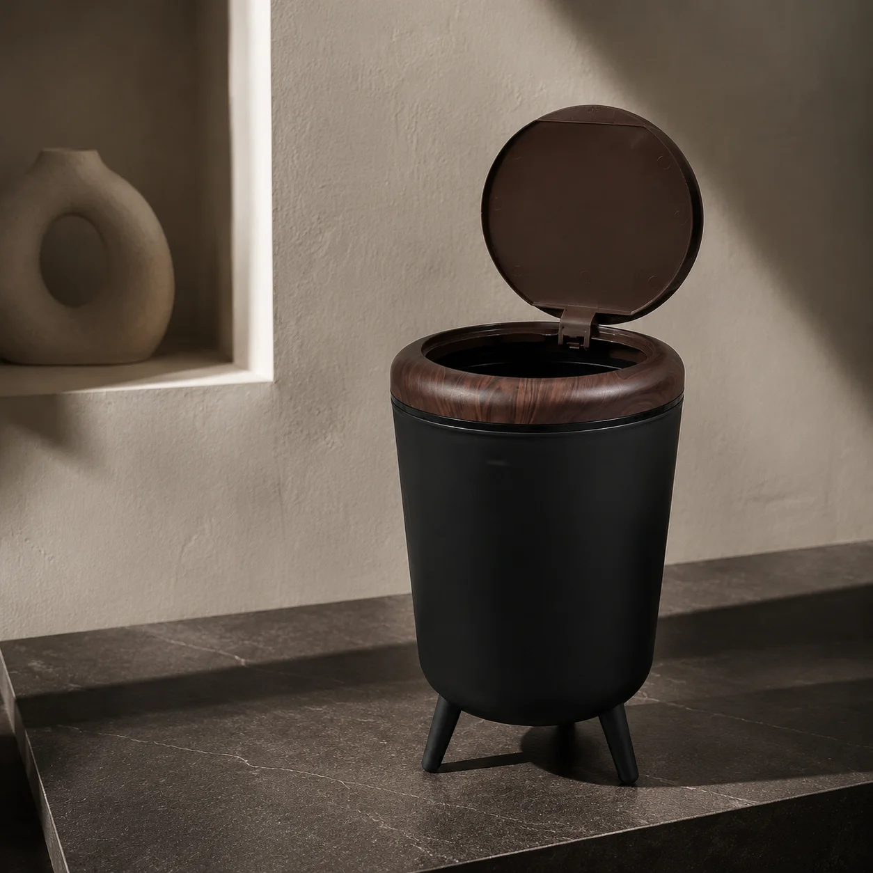 Mid‑Century Decorative Waste Basket, Round Black Standing Trash Bin With Wood‑Pattern Hinged Lid & Three Legs, Odor‑Block Lidded Garbage Can for Indoor Household