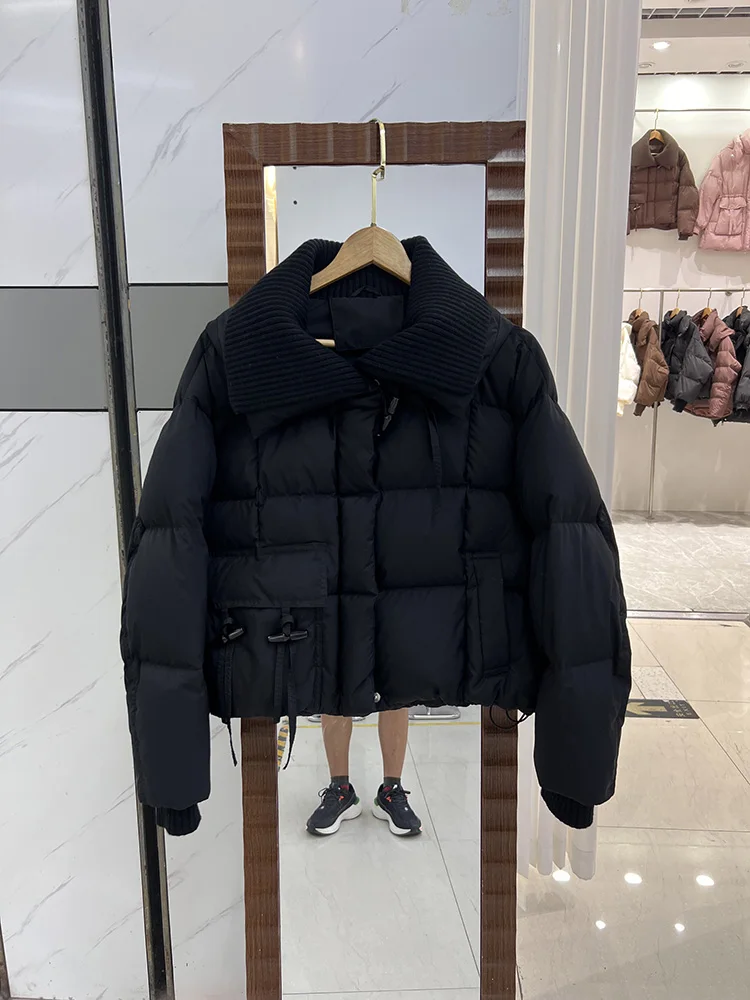 Piumino da donna in stile corto lavorato a maglia con colletto con risvolto, design alla moda, piumino d'anatra bianca allentato, nuovo piumino invernale con fibbia in corno di mucca