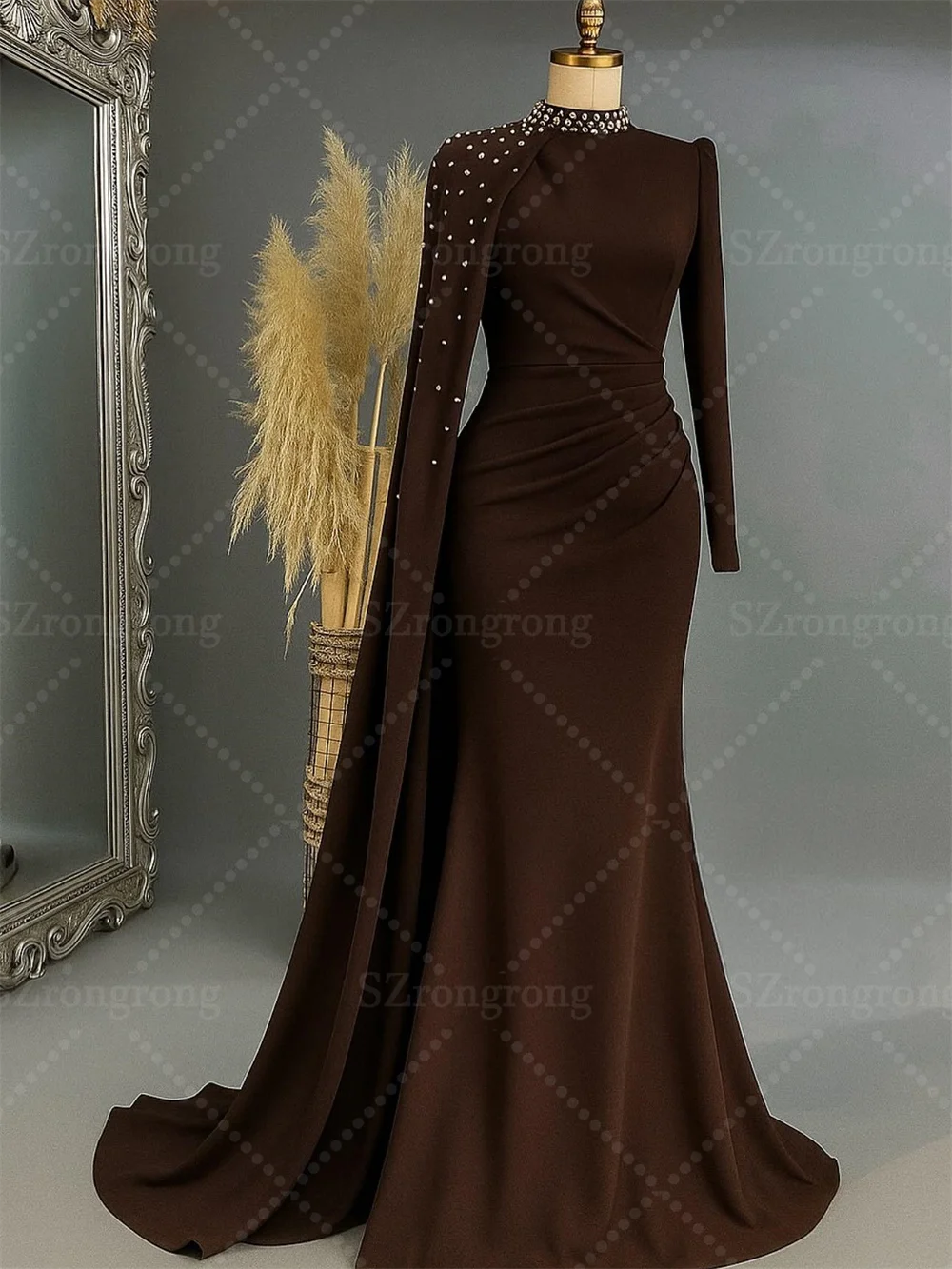 فستان سهرة مصنوع حسب الطلب بأكمام طويلة ورقبة عالية من الساتان مطوي مطرز بالخرز غمد طول الأرض بدون ظهر للحفلات الراقصة مع قطار