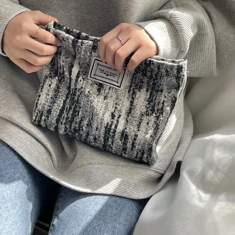 Borsa per il trucco design di nicchia originale strisce di temperamento in bianco e nero arte retrò elegante mano in mano con borsa per il trucco