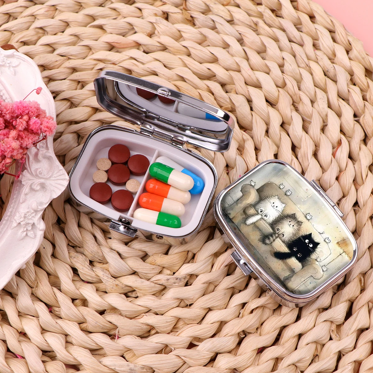 Lustiges Katzen-Pillendöschen, bedrucktes Metall-Pillendöschen mit 2 Fächern, tragbare Mini-Pillenbox für unterwegs, humorvolle Zitate, Taschen-Medikamentenhalter, Geschenk – Detail 6