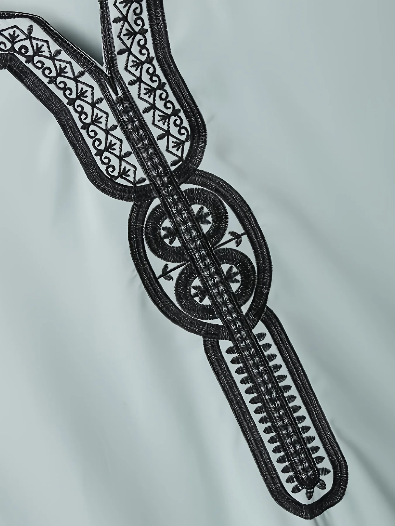 Incontro delle vestaglie con scollo a V del Medio Oriente e goditi la bellezza della cultura e della moda