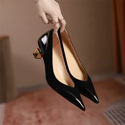 Tacón medio tacones altos mujeres 2023 primavera otoño moda coreana empalme puntiagudo tacón de forma poco profunda zapatos individuales gruesos para mujeres