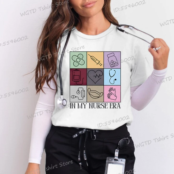 

Футболка In My Nurse Era для женщин, подарок на выпускной для школы медсестры, новая футболка для медсестры, мягкая футболка в стиле ретро с короткими рукавами