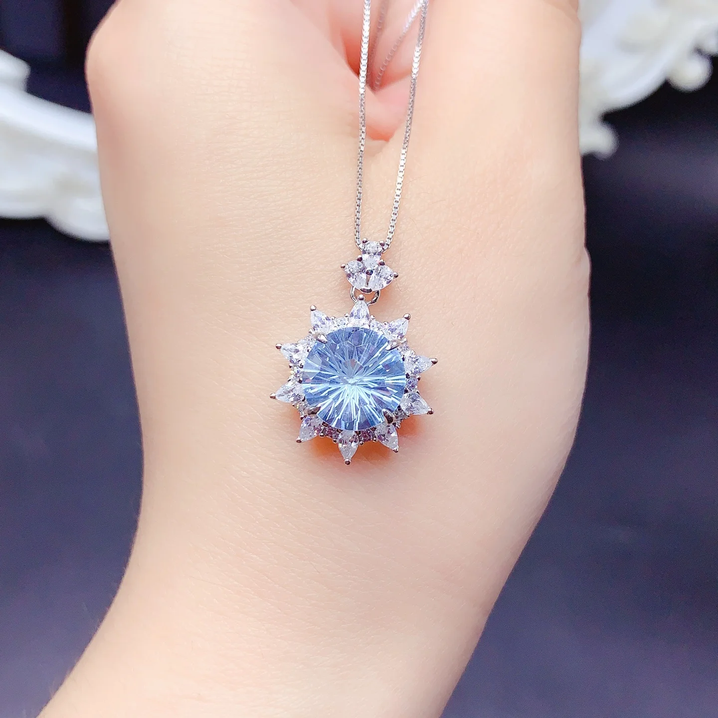 

New 925 silver sky blue topaz pendant, round 10mm, versatile, fashionable, light luxury, exquisite women's style