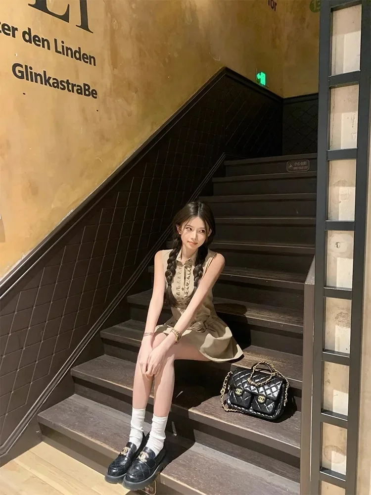 ชุดเดรสคอปกเสื้อเรียบง่ายคลาสสิกฤดูร้อนของผู้หญิงอารมณ์สีกากีสไตล์ใหม่กระโปรงสั้นสุดที่รักสไตล์วิทยาลัย