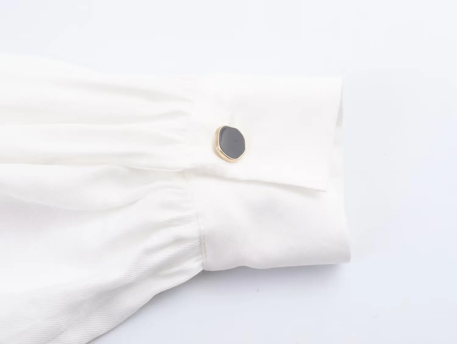 Nowa kolekcja jesień 2025: damska koszula z długim rękawem, kołnierzykiem, wyściełanymi ramionami, uniwersalna, o luźnym kroju i regularnej długości.