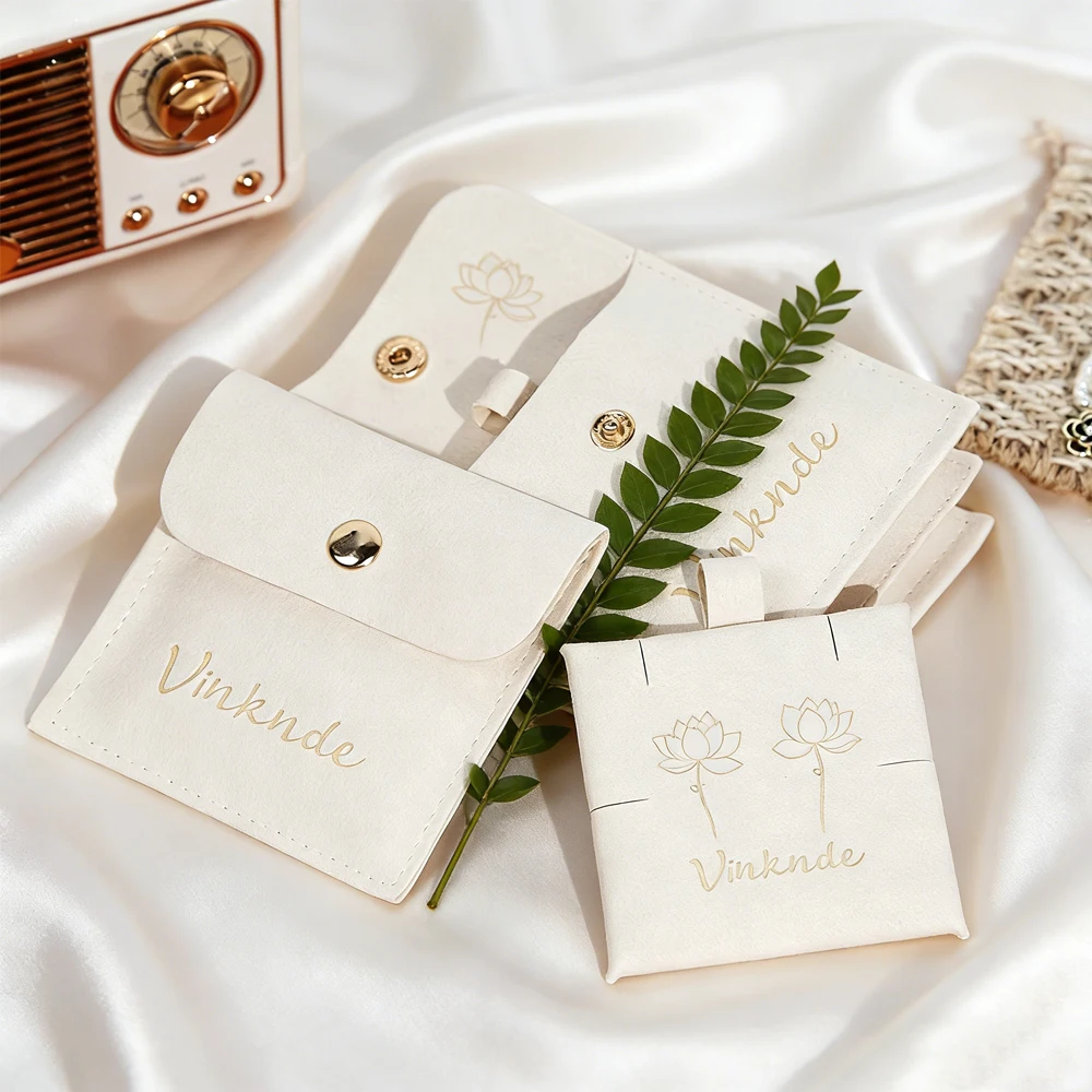 sacchetto-portagioie-personalizzato-in-microfibra-8x8cm-con-bottone-dorato-inserto-6x6cm-per-orecchini-a-perno-cuscinetto-per-collana-scatola-regalo-per-matrimonio