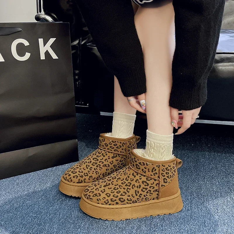 Zapatos con estampado de leopardo para mujer, botas de nieve cómodas y cálidas, antideslizantes, resistentes al desgaste, botas cortas de felpa a la moda, invierno, 2024