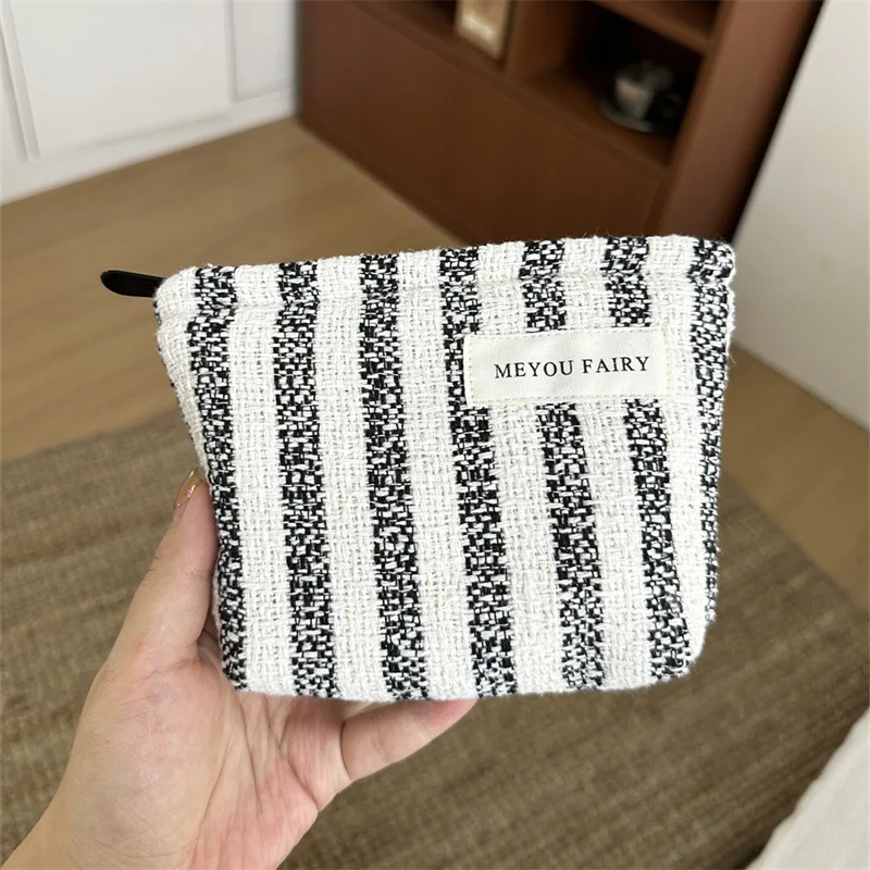 

Korean Lazy Aesthetic Makeup Bag Tartan Hand Carry Pouch Minimalist Cosmetic Organizer for Women Small Fresh Grid Storage Bag