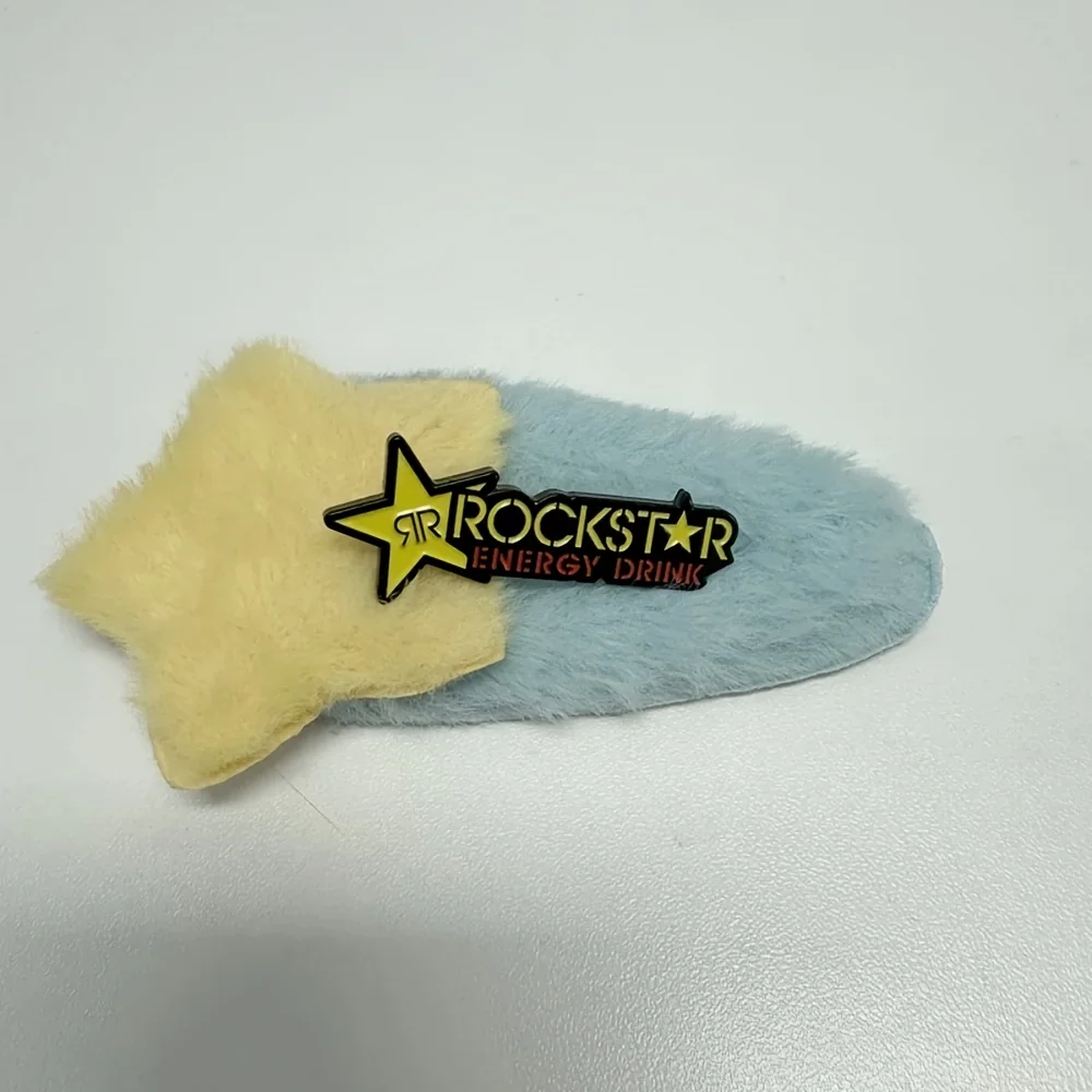 شارة بدبوس المينا بشعار Rockstar Energy Drink لتسريع وقت الانتعاش وتخفيف التعب وإكسسوارات حقيبة الظهر ذات القبعة الإبداعية