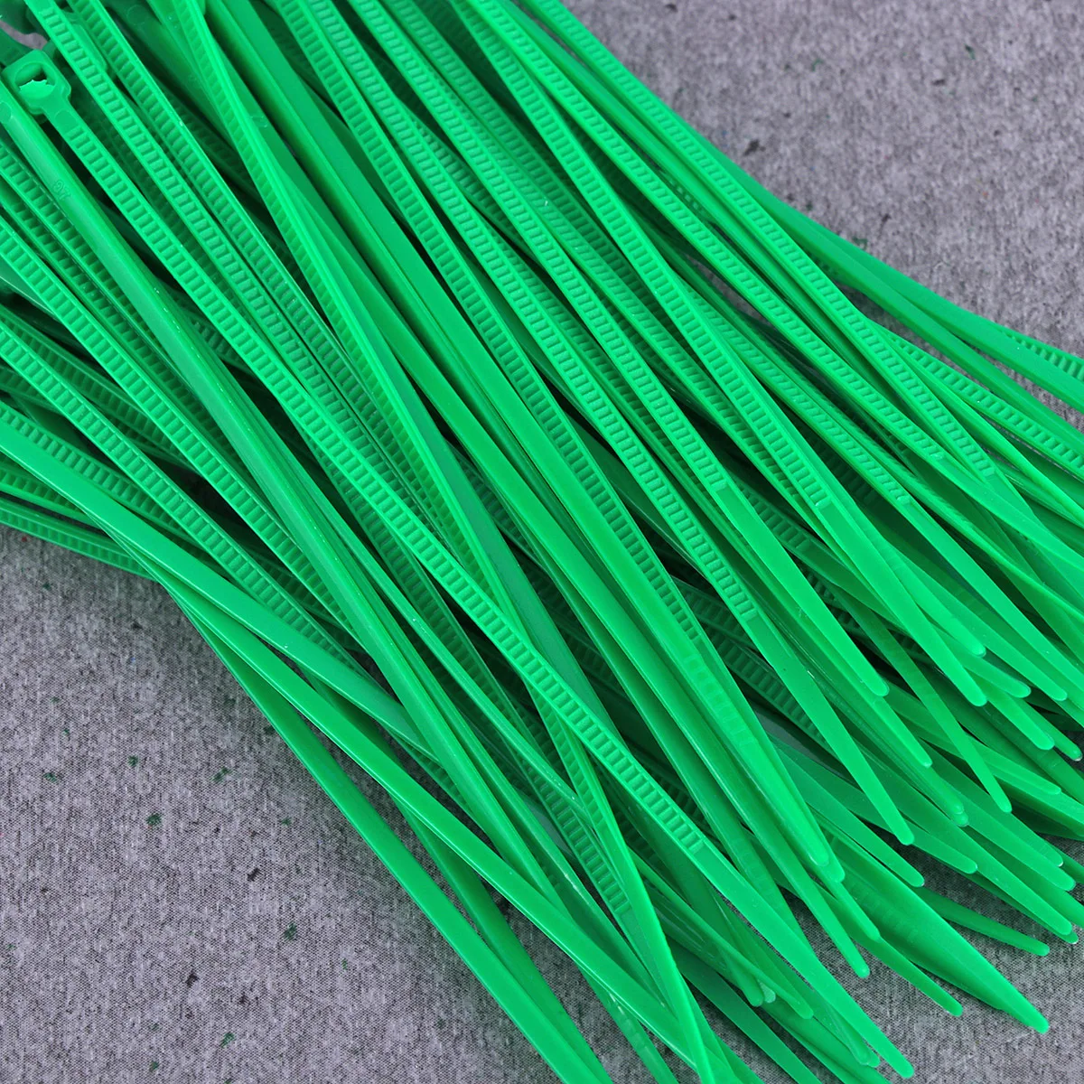 

1000Pcs 3x100mm Self-Locking Nylon Cable Ties Multi-Purpose Locking Teeth for Indoor Outdoor Use Green Nylon Cable Ties