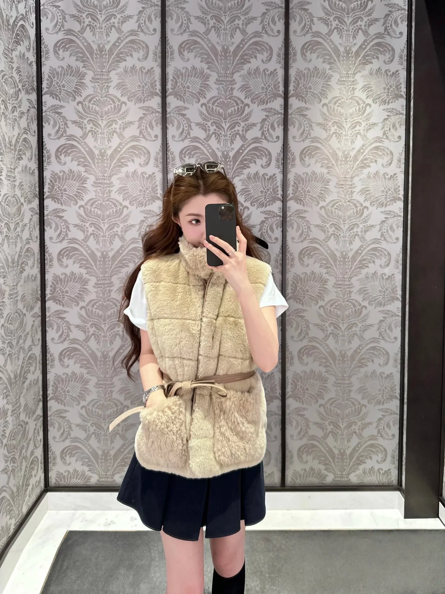 

Warm Plush Fur Collar Loose Waist Environmental White Goose down Vest Gentle Shoulder Pad Zipper Closure Color Fashion ...