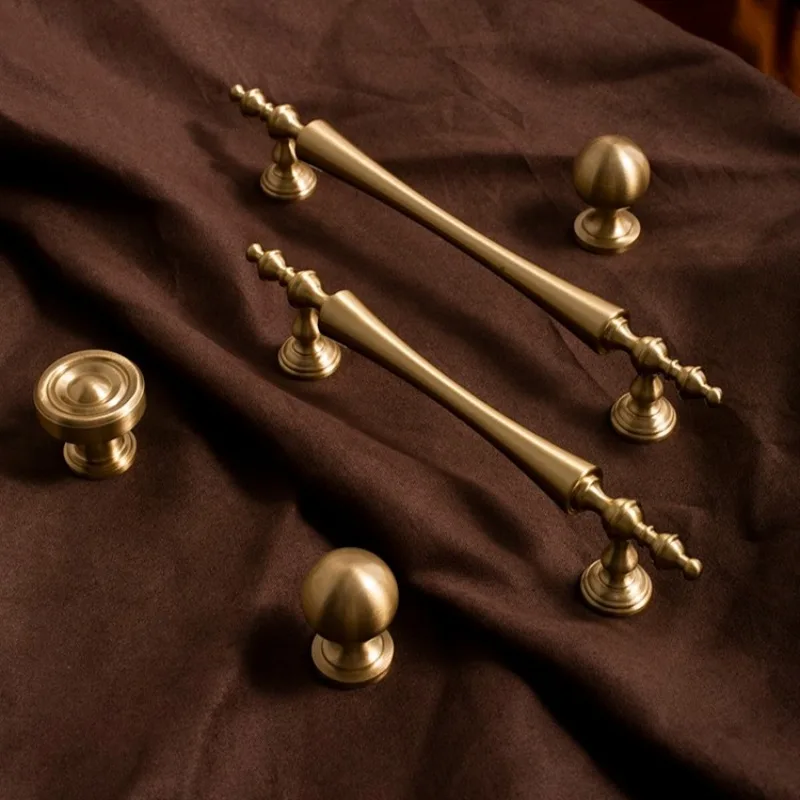Massive antike Messing-Schrankgriffe, Kleiderschrankgriffe, Schranktürknöpfe, Küchenschrankgriffe, luxuriöse Möbelgriffe – Detail 2
