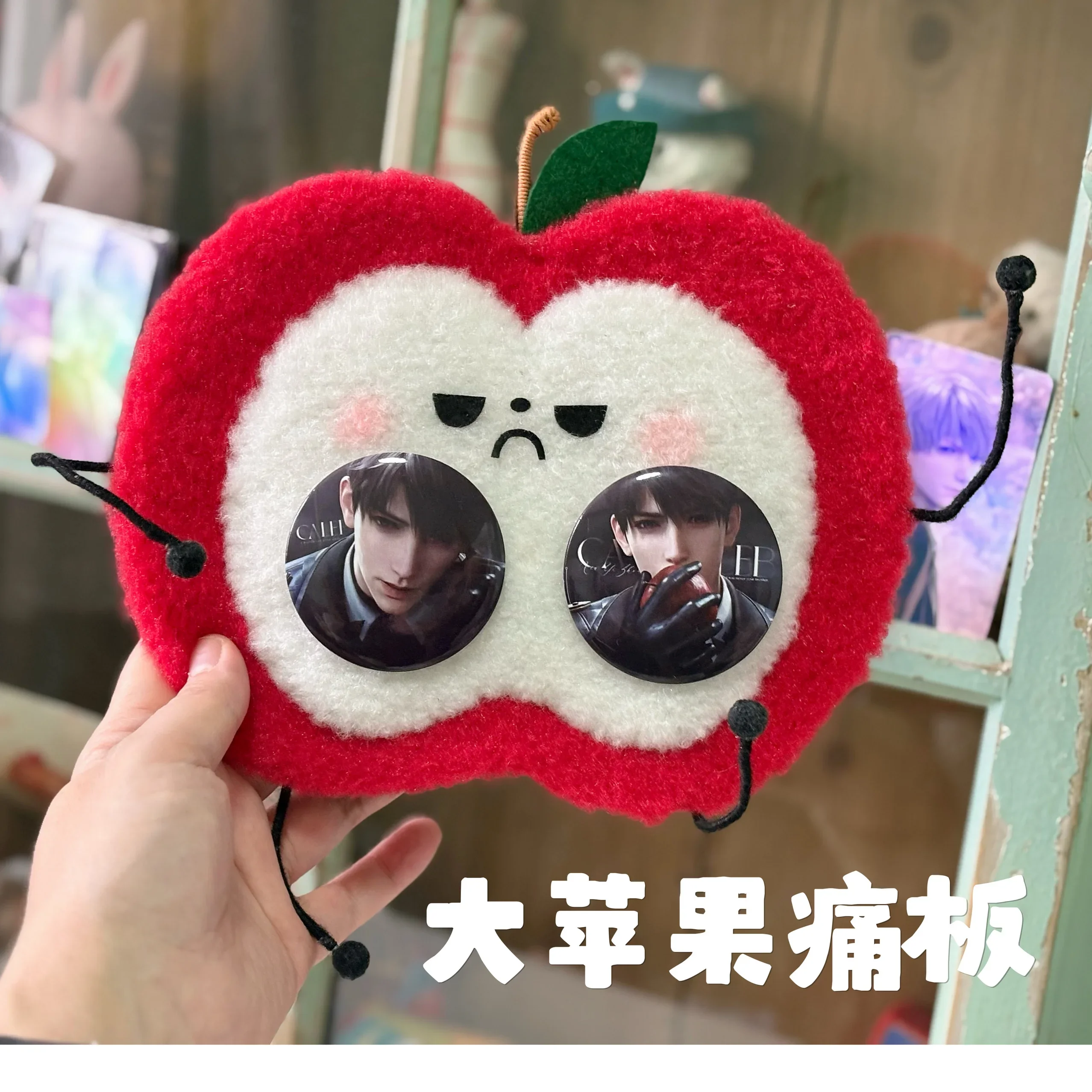 애니메이션 사랑과 Deepspace Caleb 코스프레 푹신한 애플 수제 배지 수호자 만화 엠블럼 케이스 디스플레이 박스 쇼 선반 펜던트